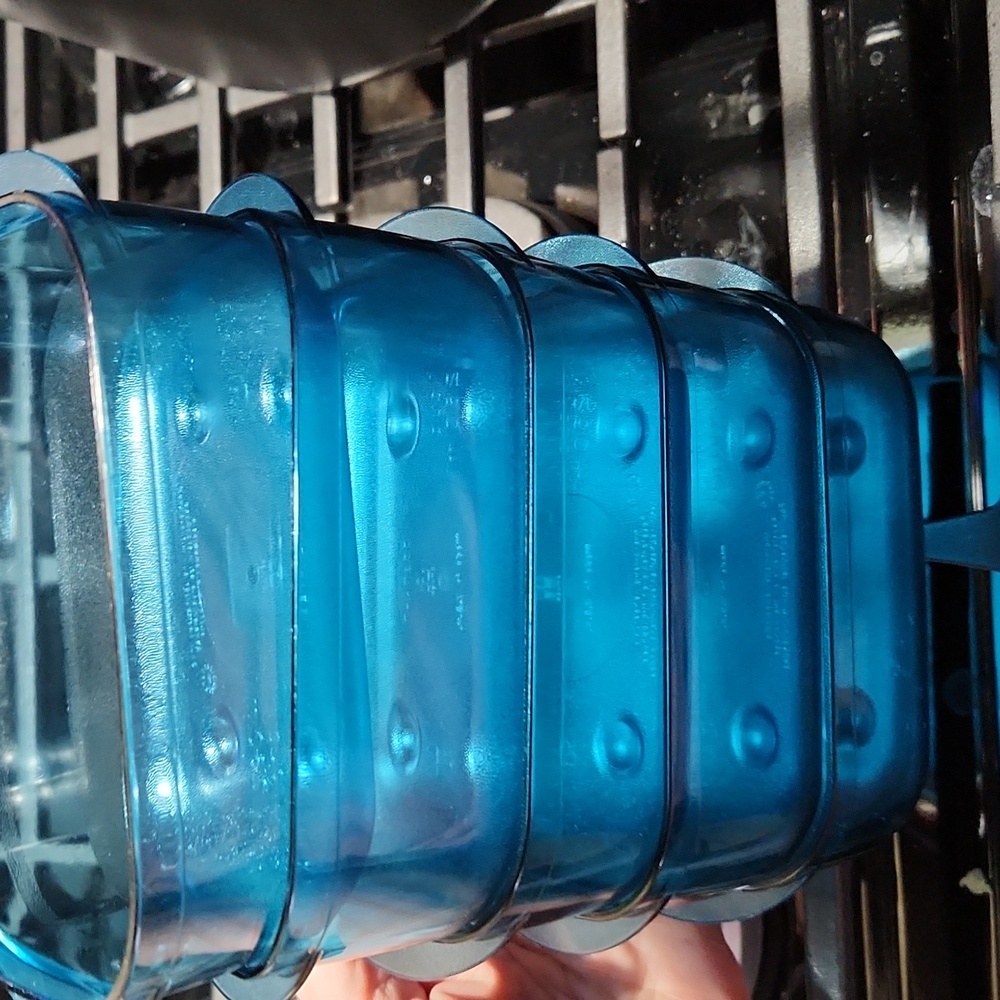 Tupperware vent n serve